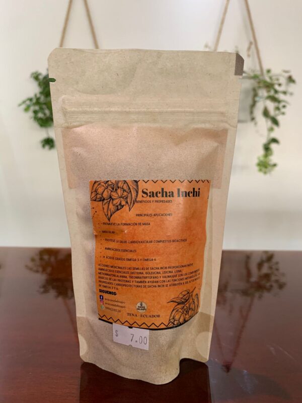 Paquete de Sacha Inchi endulzado con panela, un snack saludable y nutritivo.