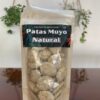 Bolsa de "Patas Muyo Natural", un producto artesanal amazónico en empaque ecológico con ventana transparente que muestra las semillas tostadas en su interior.