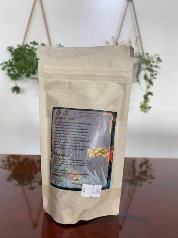 Parte trasera del empaque de "Patas Muyo Natural", con información sobre el origen del producto, sus beneficios nutricionales y un precio de $7.00.