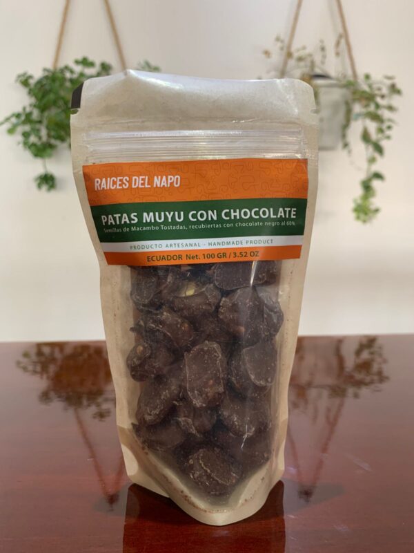 emillas de Macambo tostadas recubiertas con chocolate negro al 60%, un producto artesanal y delicioso de Patas Muyu
